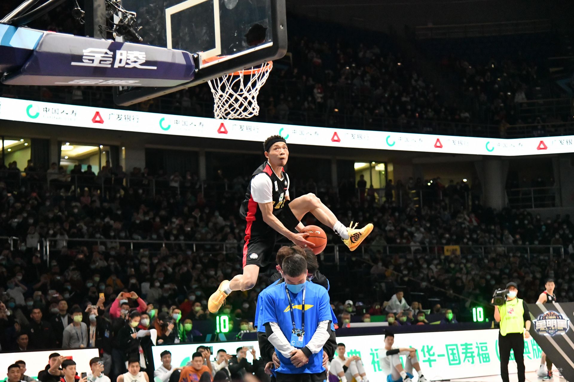 CBA比赛精彩瞬间：深圳队绝杀辽宁,（CBA焦点时刻：深圳队压哨绝杀辽宁队）