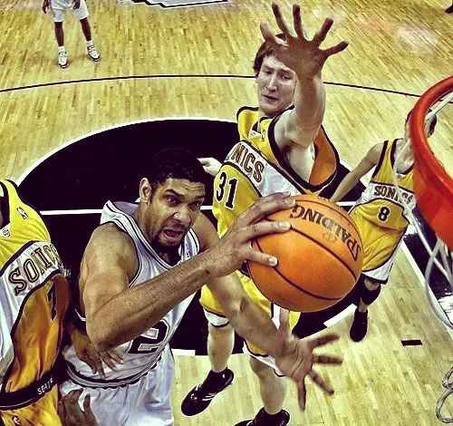 阿森西奥带女友重返伯纳乌，与齐达内一同观看了NFL比赛（阿森西奥携女友回到伯纳乌，与齐达内同场观战NFL）