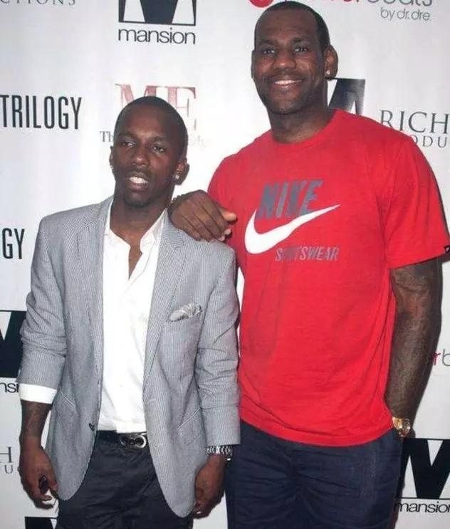 湖人浓眉哥篮下统治力助球队获胜（浓眉禁区统治，助湖人赢球）