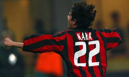 传奇门将正式退役，全场球迷起立致敬