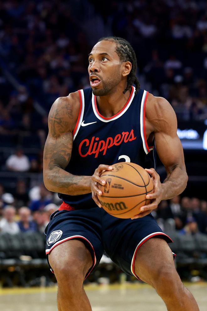 葡体中场西蒙斯：拜仁是支非常强大的球队，我们可以昂首离开（葡萄牙体育中场西蒙斯：拜仁实力强劲，我们可昂首离场）